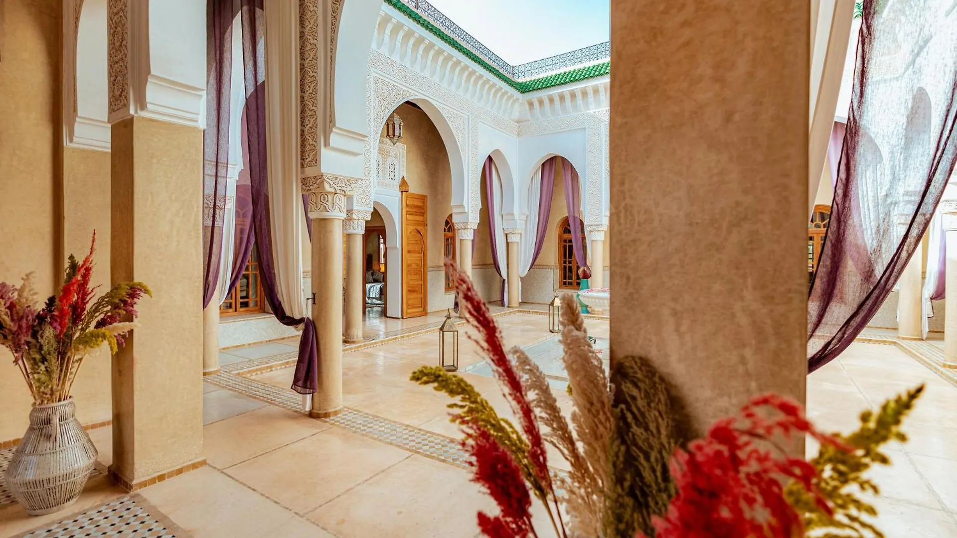 Palais Alcazar contacts